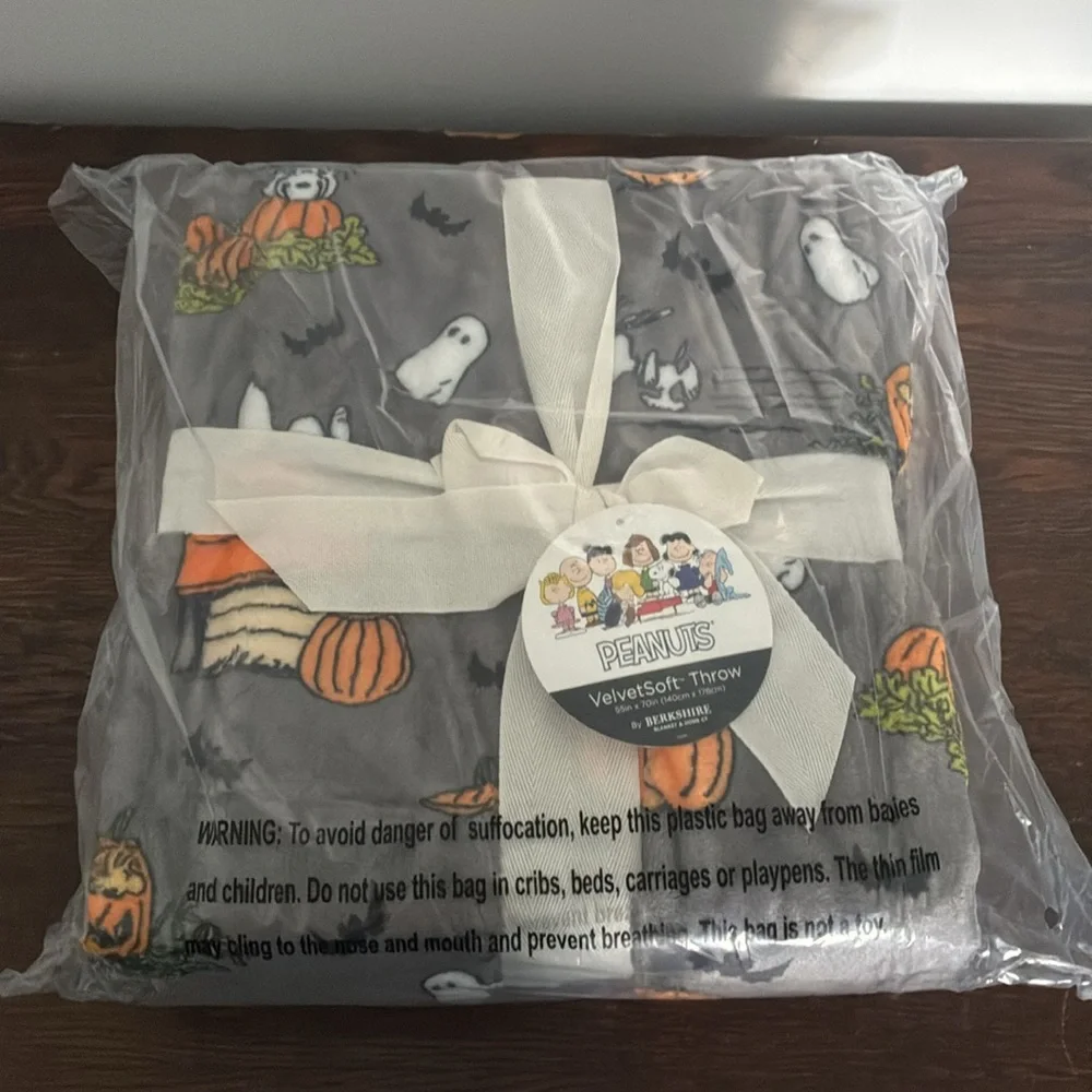 NWT-BERKSHIRE- Peanuts- Snoopy- Halloween- Gray VelvetSoft Blanket 55x70 👻🎃🦇